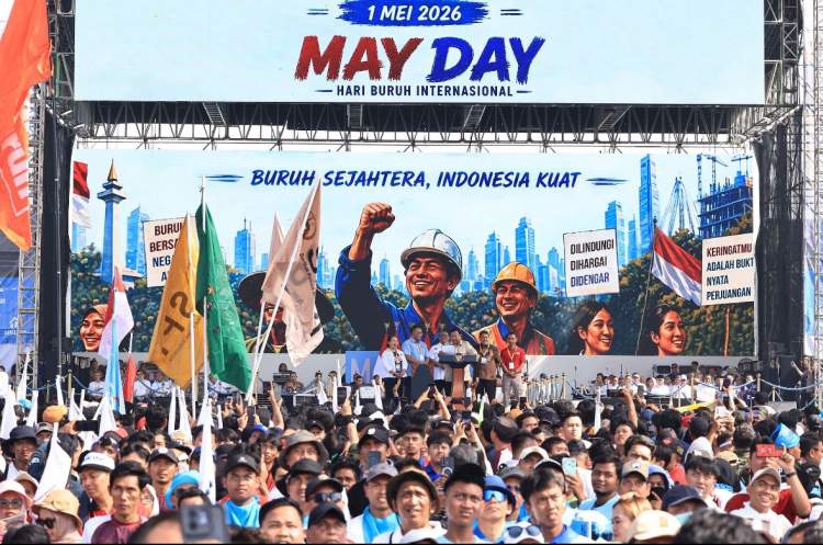 Aksi buruh tertib saat peringatan May Day di Monas Jakarta dijaga aparat kepolisian