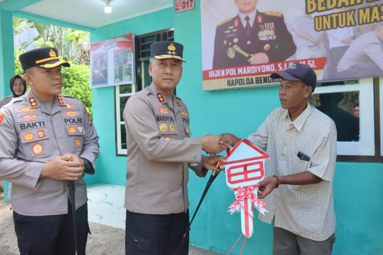 Kapolda Bengkulu meresmikan rumah warga hasil program bedah rumah di Bengkulu Utara