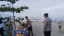 Petugas polisi melakukan patroli pengamanan di kawasan wisata Pantai Panjang Bengkulu