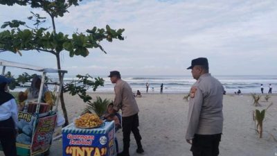 Petugas polisi melakukan patroli pengamanan di kawasan wisata Pantai Panjang Bengkulu