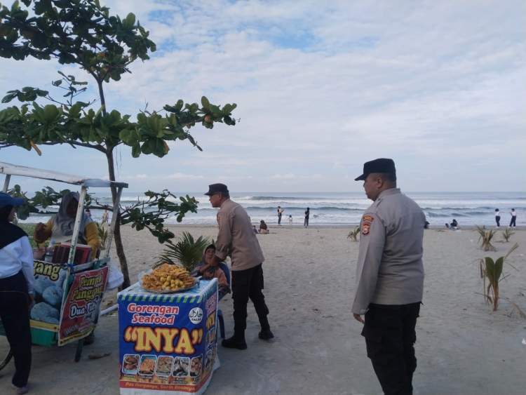 Petugas polisi melakukan patroli pengamanan di kawasan wisata Pantai Panjang Bengkulu