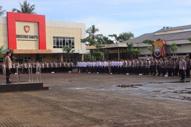 Kapolda Bengkulu memimpin apel pagi di Lapangan Anton Soedjarwo bersama personel Polda Bengkulu