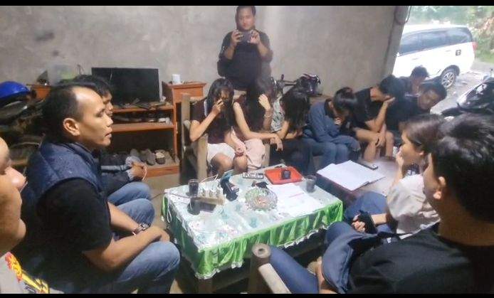 Dua siswi SMP di Rejang Lebong terlibat duel di lingkungan sekolah yang direkam teman dan viral di media sosial
