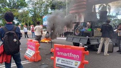 Aksi buruh Aliansi May Day Menuntut di Bengkulu menyampaikan tuntutan kepada pemerintah daerah