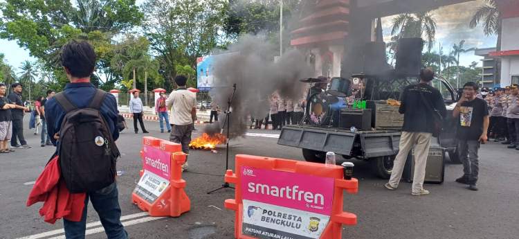 Aksi buruh Aliansi May Day Menuntut di Bengkulu menyampaikan tuntutan kepada pemerintah daerah