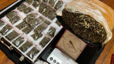 Polisi menunjukkan barang bukti ganja hasil pengungkapan kasus di Bengkulu Selatan