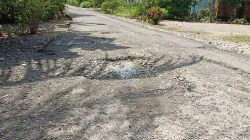 Kondisi jalan berlubang parah di Desa Kota Bumi Baru Bengkulu Selatan