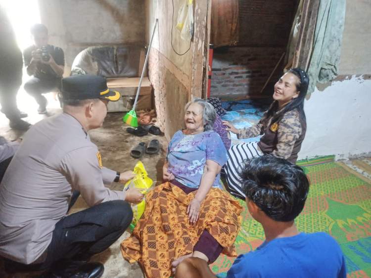 Kapolres Kepahiang berdialog dengan warga dalam kegiatan NGOPI TAWAR di desa