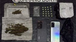 Polisi memperlihatkan barang bukti ekstasi dan ganja hasil penangkapan dua terduga pelaku di Rejang Lebong