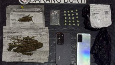 Polisi memperlihatkan barang bukti ekstasi dan ganja hasil penangkapan dua terduga pelaku di Rejang Lebong
