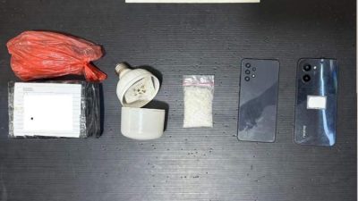 Polisi menunjukkan paket sabu yang disembunyikan di dalam bola lampu di Kota Bengkulu