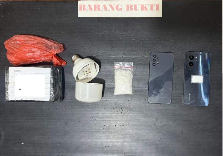 Polisi menunjukkan paket sabu yang disembunyikan di dalam bola lampu di Kota Bengkulu