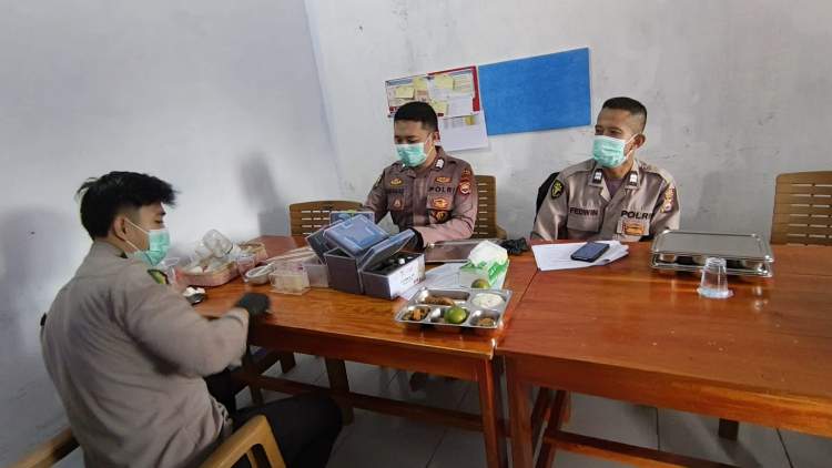 Petugas Sidokkes Polres Kepahiang memeriksa makanan Program MBG sebelum dibagikan kepada siswa