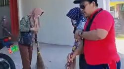 Warga Desa Tanggo Raso bergotong royong membersihkan gedung KDMP yang baru selesai dibangun