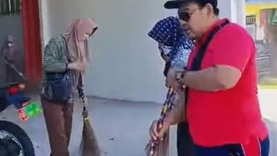 Warga Desa Tanggo Raso bergotong royong membersihkan gedung KDMP yang baru selesai dibangun