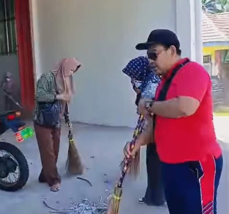 Warga Desa Tanggo Raso bergotong royong membersihkan gedung KDMP yang baru selesai dibangun