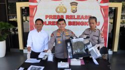 Kapolresta Bengkulu menunjukkan barang bukti sabu dan ganja hasil pengungkapan lima kasus narkotika