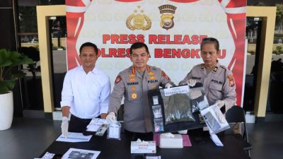 Kapolresta Bengkulu menunjukkan barang bukti sabu dan ganja hasil pengungkapan lima kasus narkotika