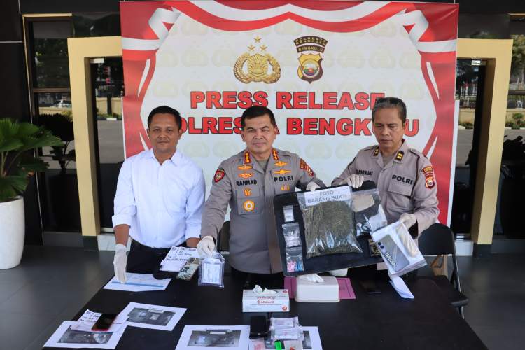 Kapolresta Bengkulu menunjukkan barang bukti sabu dan ganja hasil pengungkapan lima kasus narkotika