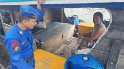 Personel Ditpolairud Polda Bengkulu melakukan patroli laut dan memberikan imbauan keselamatan kepada nelayan di Teluk Sepang