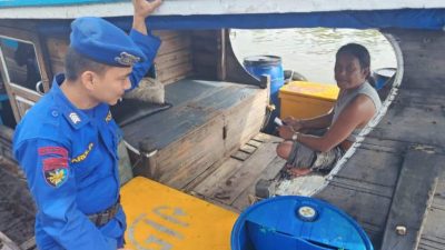 Personel Ditpolairud Polda Bengkulu melakukan patroli laut dan memberikan imbauan keselamatan kepada nelayan di Teluk Sepang