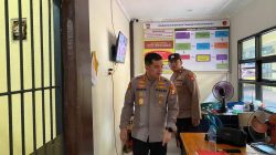 Kapolresta Bengkulu saat memeriksa kondisi ruang tahanan dan mengecek kesehatan tahanan di Polresta Bengkulu
