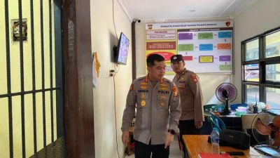 Kapolresta Bengkulu saat memeriksa kondisi ruang tahanan dan mengecek kesehatan tahanan di Polresta Bengkulu
