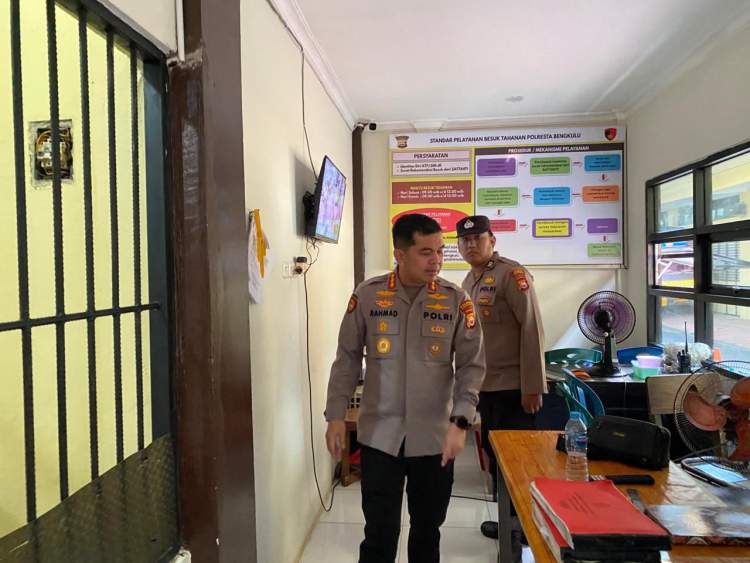 Kapolresta Bengkulu saat memeriksa kondisi ruang tahanan dan mengecek kesehatan tahanan di Polresta Bengkulu