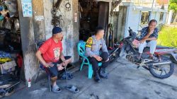 Personel Polres Mukomuko melakukan patroli dialogis di kawasan permukiman dan pusat keramaian untuk menjaga keamanan masyarakat.