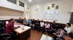 Perwakilan nelayan Malabero berdialog dengan Polda Bengkulu terkait pengawasan distribusi BBM subsidi untuk nelayan.