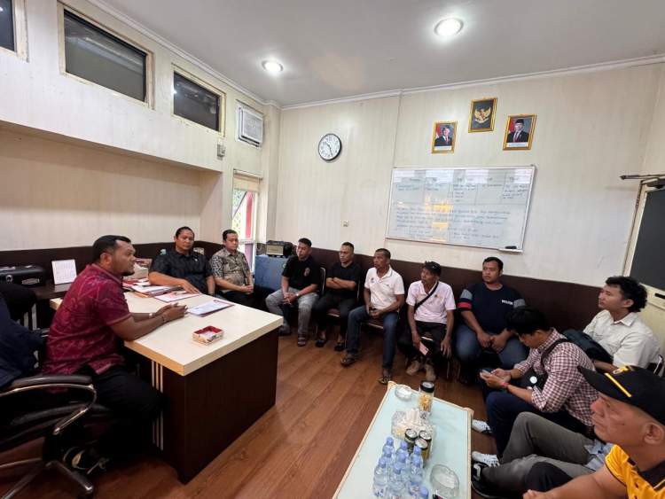 Perwakilan nelayan Malabero berdialog dengan Polda Bengkulu terkait pengawasan distribusi BBM subsidi untuk nelayan.