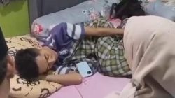 Kepala Dinas Kominfo Bengkulu dan Ketua Baznas menyerahkan bantuan kepada Arif, guru GTT penderita tumor limfoma.