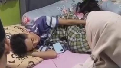 Kepala Dinas Kominfo Bengkulu dan Ketua Baznas menyerahkan bantuan kepada Arif, guru GTT penderita tumor limfoma.
