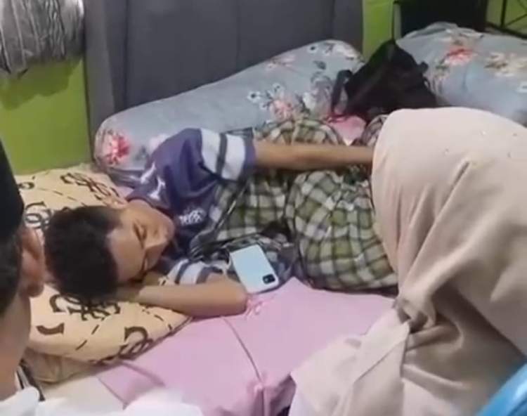 Kepala Dinas Kominfo Bengkulu dan Ketua Baznas menyerahkan bantuan kepada Arif, guru GTT penderita tumor limfoma.
