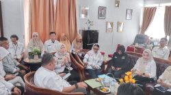 Kepala Dinas Kominfotik Bengkulu berdiskusi dengan Senator Destita Khairilisani terkait percepatan transformasi digital di Bengkulu.