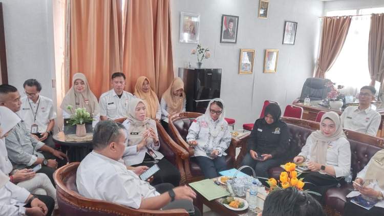 Kepala Dinas Kominfotik Bengkulu berdiskusi dengan Senator Destita Khairilisani terkait percepatan transformasi digital di Bengkulu.