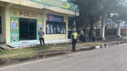 Personel Polresta Bengkulu berjaga di Pos Pam Pantai Panjang untuk mengamankan kawasan wisata saat akhir pekan.