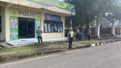 Personel Polresta Bengkulu berjaga di Pos Pam Pantai Panjang untuk mengamankan kawasan wisata saat akhir pekan.