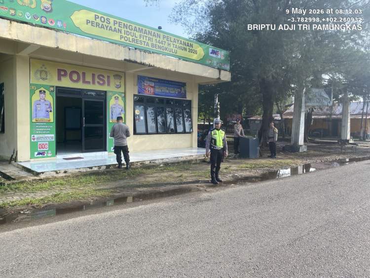 Personel Polresta Bengkulu berjaga di Pos Pam Pantai Panjang untuk mengamankan kawasan wisata saat akhir pekan.