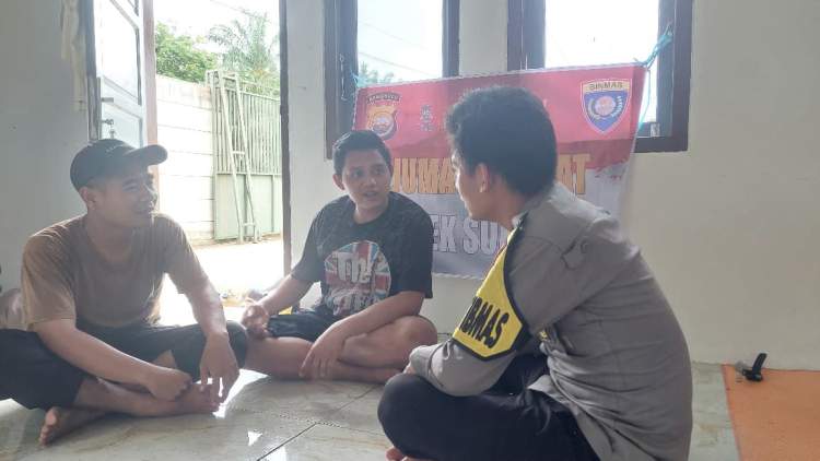 Kapolsek Sukaraja berdialog dengan warga Desa Kayu Arang dalam kegiatan Jumat Curhat terkait keamanan lingkungan.