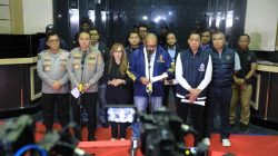 Petugas Bareskrim Polri mengamankan ratusan WNA saat penggerebekan markas judi online internasional di Jakarta Barat.