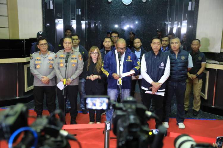 Petugas Bareskrim Polri mengamankan ratusan WNA saat penggerebekan markas judi online internasional di Jakarta Barat.