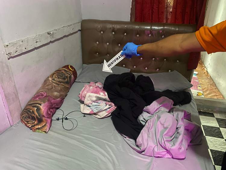 Petugas Polres Rejang Lebong melakukan olah TKP di rumah pemuda yang ditemukan meninggal di Kelurahan Sukaraja Curup.