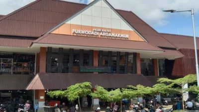 Ornamen Aksara Rejang menghiasi bangunan Pasar Tradisional Modern Purwodadi Argamakmur di Bengkulu Utara.