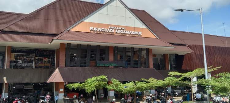 Ornamen Aksara Rejang menghiasi bangunan Pasar Tradisional Modern Purwodadi Argamakmur di Bengkulu Utara.