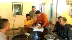 Bhabinkamtibmas Polsek PUT memediasi perdamaian sopir Toyota Calya dan korban kecelakaan di Desa Air Apo, Rejang Lebong.